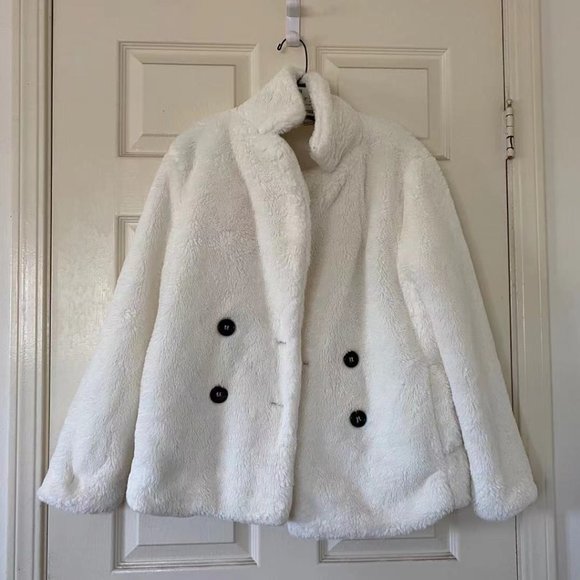 Jackets & Blazers - NWOT White Faux Fur Coat Size M